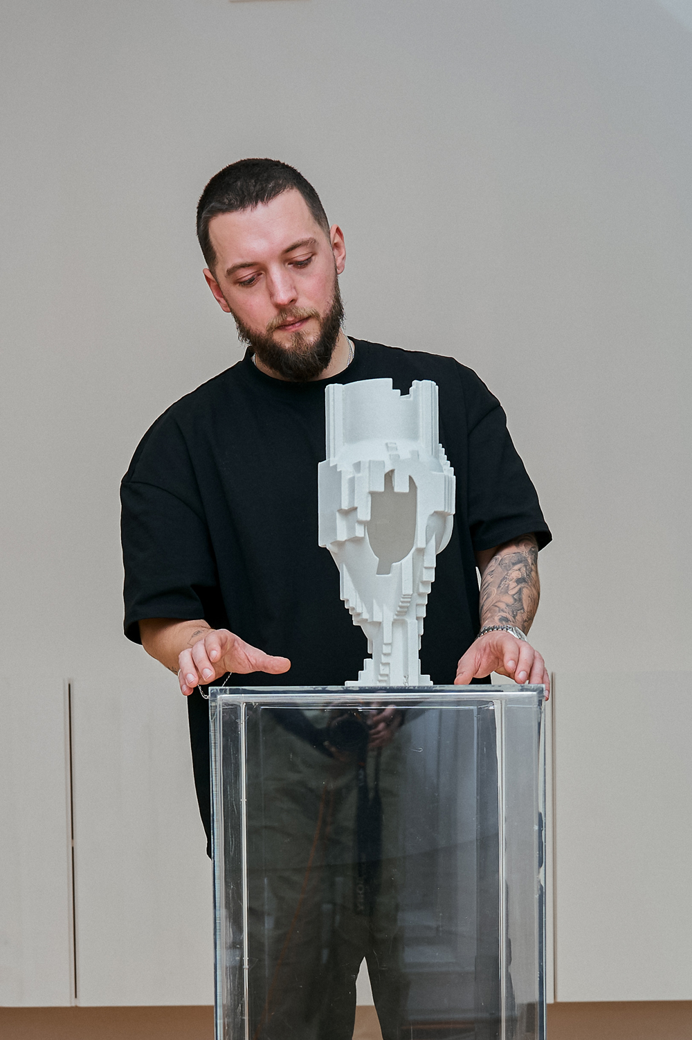 Kevin Jaeger und die Skulptur Digital Artisan