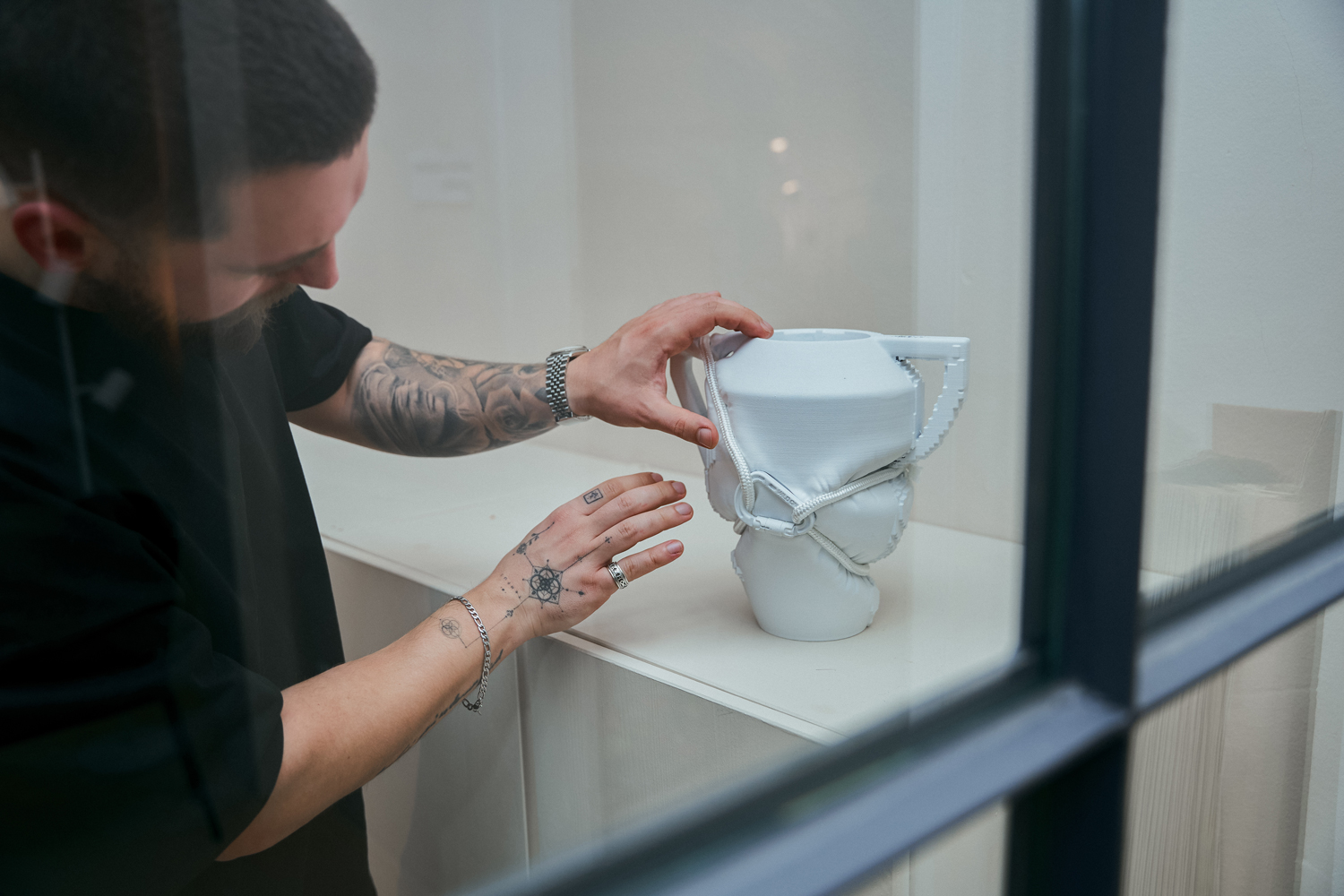 Fotografie von der Skulptur Pressure und Kevin Jaeger